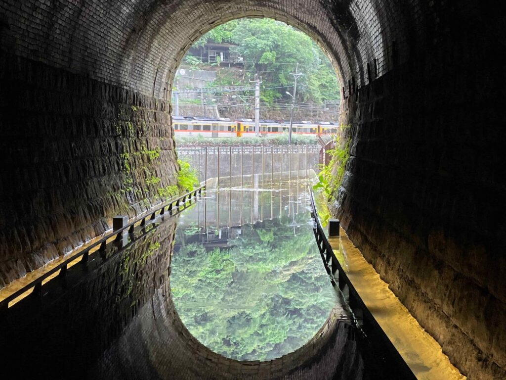 在三爪子隧道設計的鏡面水池反射出翠綠山色及火車行經影像。-1024x768.jpg